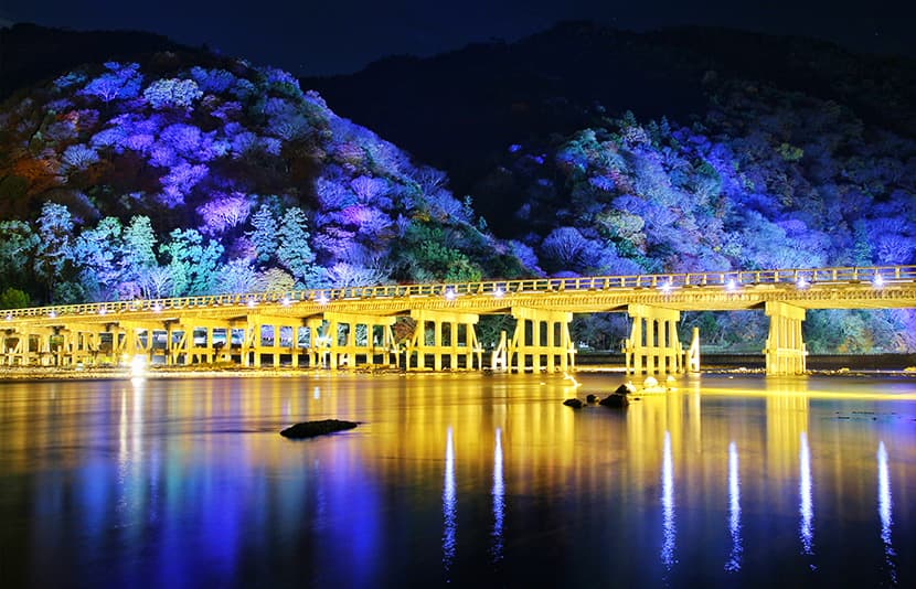 近隣の寺院で静寂の美に身をゆだねるひとときを。