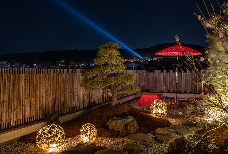 A rooftop garden with a view of the Higashiyama mountains