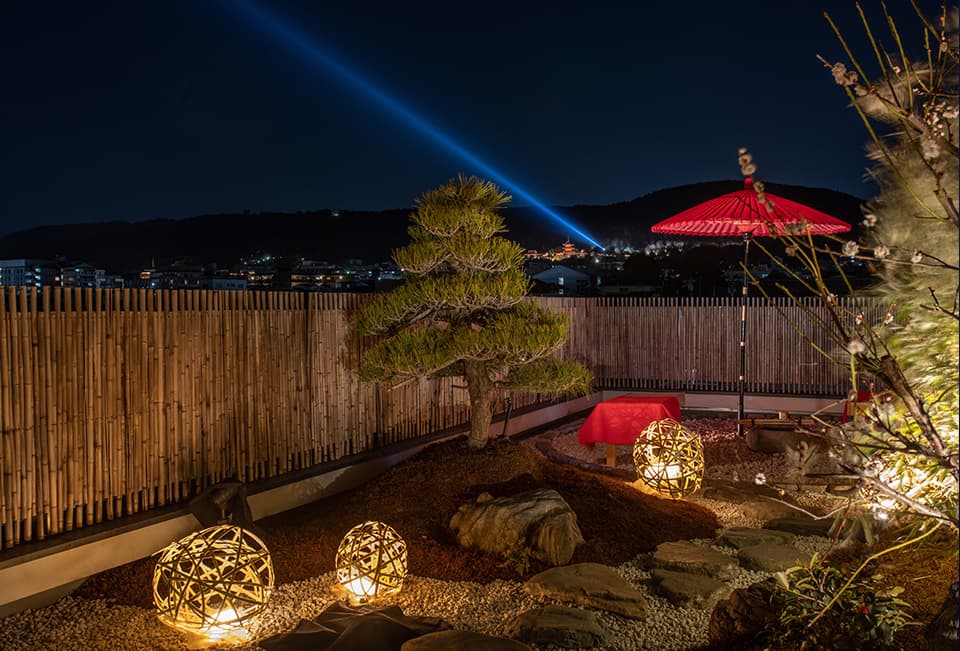 東山を一望する屋上庭園