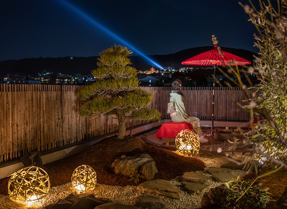 屋上庭園で東山を望む