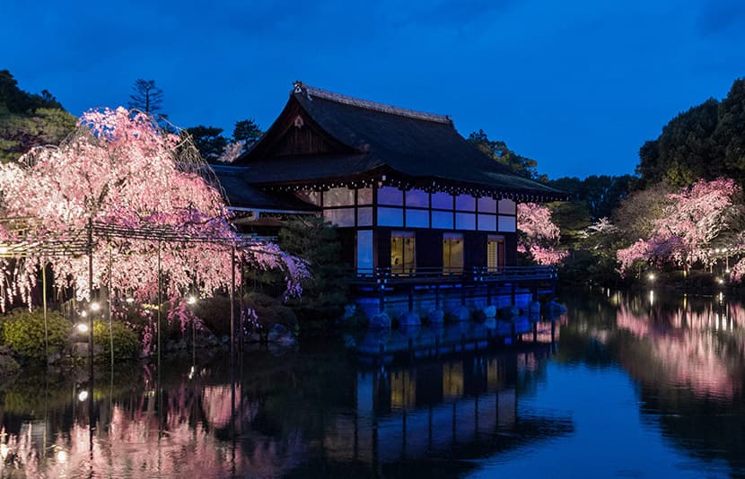 近隣の寺院で静寂の美に身をゆだねる