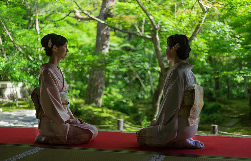 近隣の寺院で静寂の美に身をゆだねる散策を。