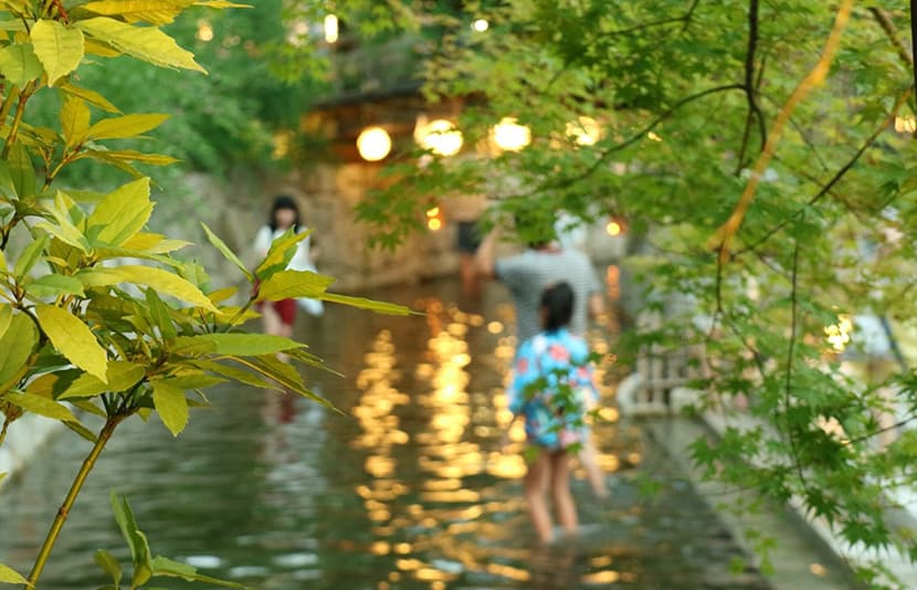 近隣の寺院で静寂の美に身をゆだねる散策を。