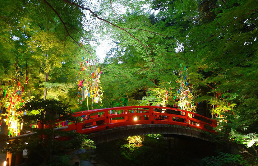 近隣の寺院で静寂の美に身をゆだねる散策を。